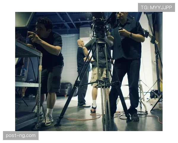 萨卡穿着普通T站在豪车旁发呆,差点以为是隔壁搬错片场的演员 萨卡穿着普通T站在豪车旁发呆,差点以为是隔壁搬错片场的演员